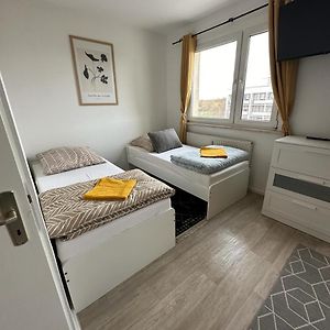 Ideal Fur Monteure. 3 Zimmer Apartment Mit Kuche, Waschmaschine, Wifi Usw... . Галль Exterior photo