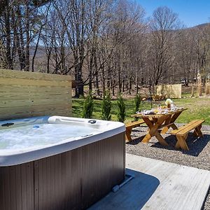 Wooded Catskills Farmhouse Near Woodstock -Hot Tub, Fire Pit, Outdoor Movies & More Согертис Exterior photo