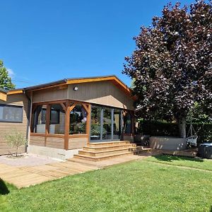 Вилла Chalet Moderne Au Bord D'Un Lac Saint-Sauveur-les-Bray Exterior photo