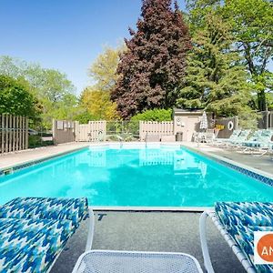 This Charming 2 Bed Condo Is Next To Downtown Saugatuck And Includes A Pool! Exterior photo