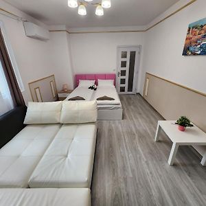 Luxury Two Bedroom Crown Apartament Правец Exterior photo