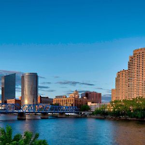 Отель Courtyard Grand Rapids Downtown Exterior photo