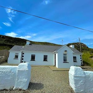 Scenic Oceanfront Retreat- Buliban Cottage Ballyhillin Exterior photo