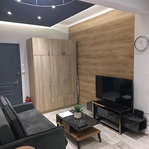 Central 4 Modern Apartment With Free Parking Сере Room photo