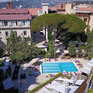 Garden Hotel Броумана Exterior photo