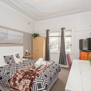 Comfy Ensuite Queen Room - Nearby Airport Сидней Exterior photo