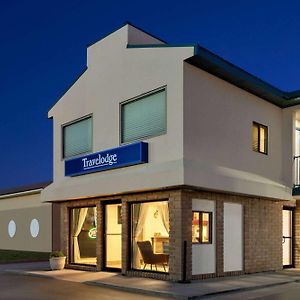 Travelodge By Wyndham Уолл Exterior photo