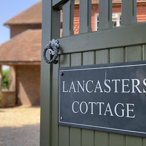 Lancasters Cottage Хоршам Exterior photo