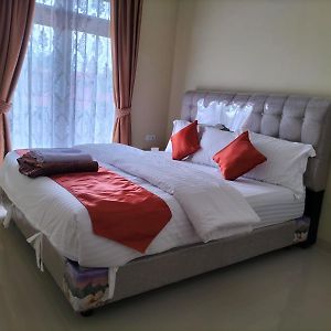 Flora Homestay Syariah Букиттинги Exterior photo