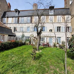 Bed and Breakfast La Cour Du Chateau Ла-Шарите-сюр-Луар Exterior photo