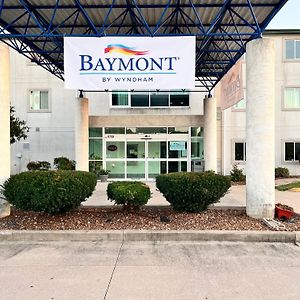 Отель Baymont By Wyndham Kingdom City Exterior photo