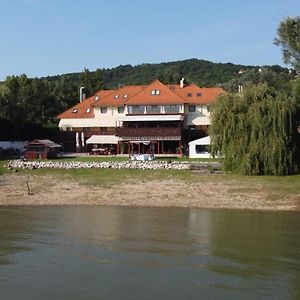 Camelot Club Hotel Вац Exterior photo