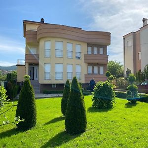 Вилла Luxury House Near The Center Приштина Exterior photo