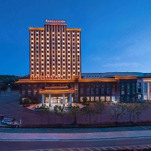 Отель Ramada Plaza By Wyndham Ezhou Binjiang Exterior photo