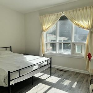 Отель Queen Comfort Close To Finch Station & Shopping Торонто Exterior photo