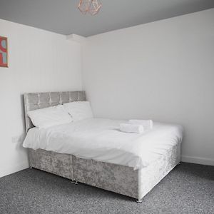 Room In Guest Room - Big Size Room In Лестер Exterior photo