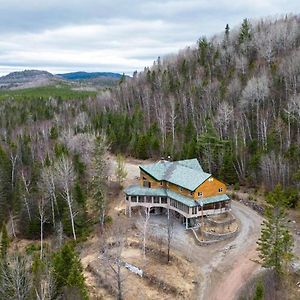 Отель Auberge Carcajou Saint-David-de-Falardeau Exterior photo