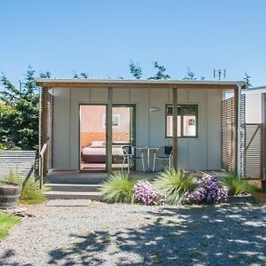 Отель Martinborough Top 10 Holiday Park Exterior photo