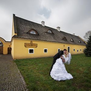 Dvur Olsiny -Hotel And Horse-Riding Карвина Exterior photo