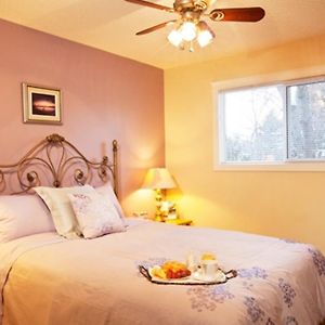 Bed and Breakfast Wild Rose Bed & Breakfast Саскатун Room photo