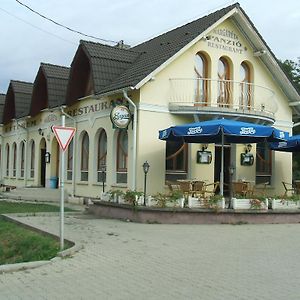 Отель Margareta Panzio Зомба Exterior photo