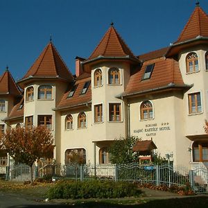 Hajdu Kastely Hotel Хайдусобосло Exterior photo