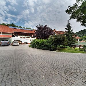 Отель Hetenyi Apartmanhaz Es Birtok Mecseknadasd Exterior photo