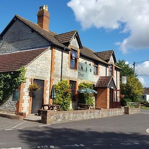 Отель The Walnut Tree West Camel Exterior photo