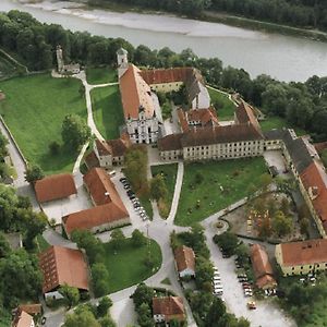 Отель Klostergasthof Raitenhaslach Бургхаузен Exterior photo