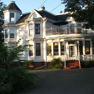 Отель Evangeline'S Tower Bed & Breakfast Parrsboro Exterior photo