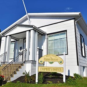 Le Petit Hotel La Passe Pierre Par La Galouine Тадуссак Exterior photo