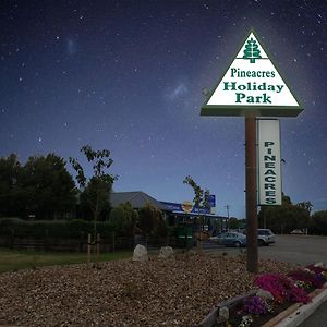 Pineacres Motel And Park Kaiapoi Exterior photo