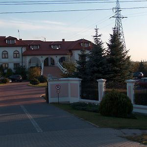 Отель Pod Lwami Блоне Exterior photo