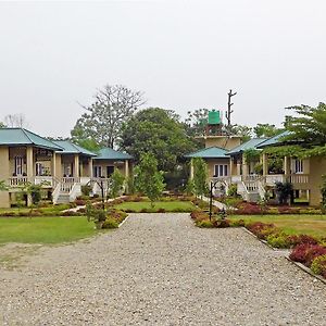 Отель Tharu Mahal Саураха Exterior photo