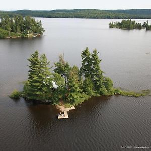 Отель Algonquin Island Retreat Fossmill Exterior photo