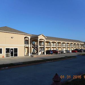 Crossroads Inn & Suites Виктория Exterior photo