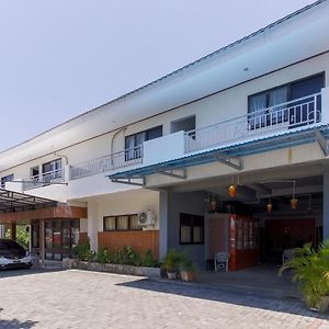 Отель Reddoorz Near Sam Ratulangi Airport Манадо Exterior photo