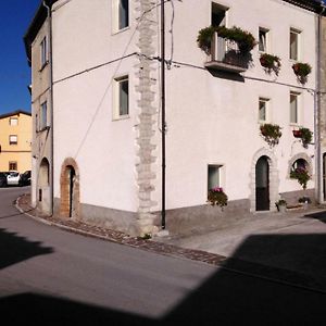 Bed and Breakfast L'Angolo Fiorito Кастельпетрозо Exterior photo