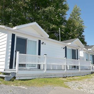 Motels Chalets Flots-Bleus Сен-Симеон Exterior photo