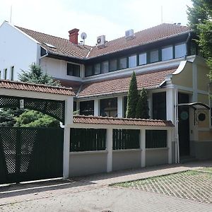 Отель Szlovak Panzio Бекешчаба Exterior photo