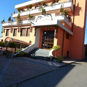 Albergo Ristorante Il Delfino Новара Exterior photo