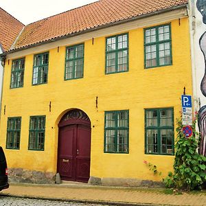 Das Gelbe Haus - Drei Besondere Ferienwohnungen Фленсбург Exterior photo