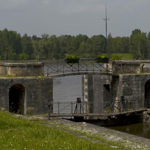 Отель Chambre D'Hotes Face A Бриар Exterior photo