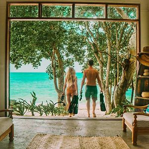 Whispering Palms - Absolute Beachfront Villas Порт-Вила Exterior photo