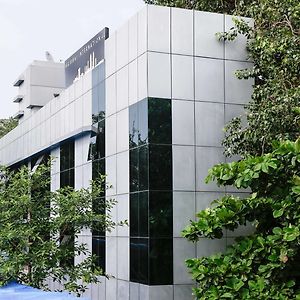 Отель Treebo Mumbai International Malad Exterior photo