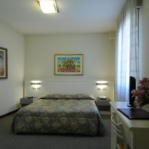 Hotel Cristallo Конельяно Room photo