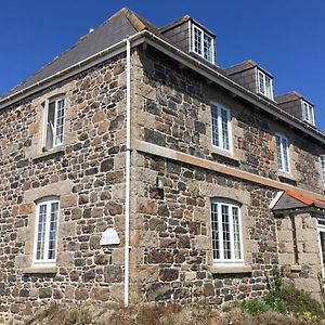 Haelarcher Farmhouse And Helicopter B&B Лизард Exterior photo