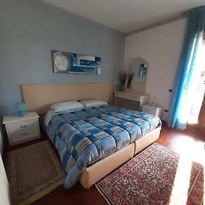 Bed and Breakfast Le 3 Camelie Malpensa Vanzaghello Exterior photo