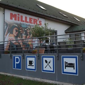 Miller'S Inn Panzio Es Etterem Nagyoroszi Exterior photo
