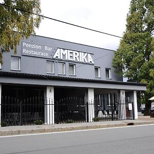 Restaurace A Hotel Amerika Гавиржов Exterior photo